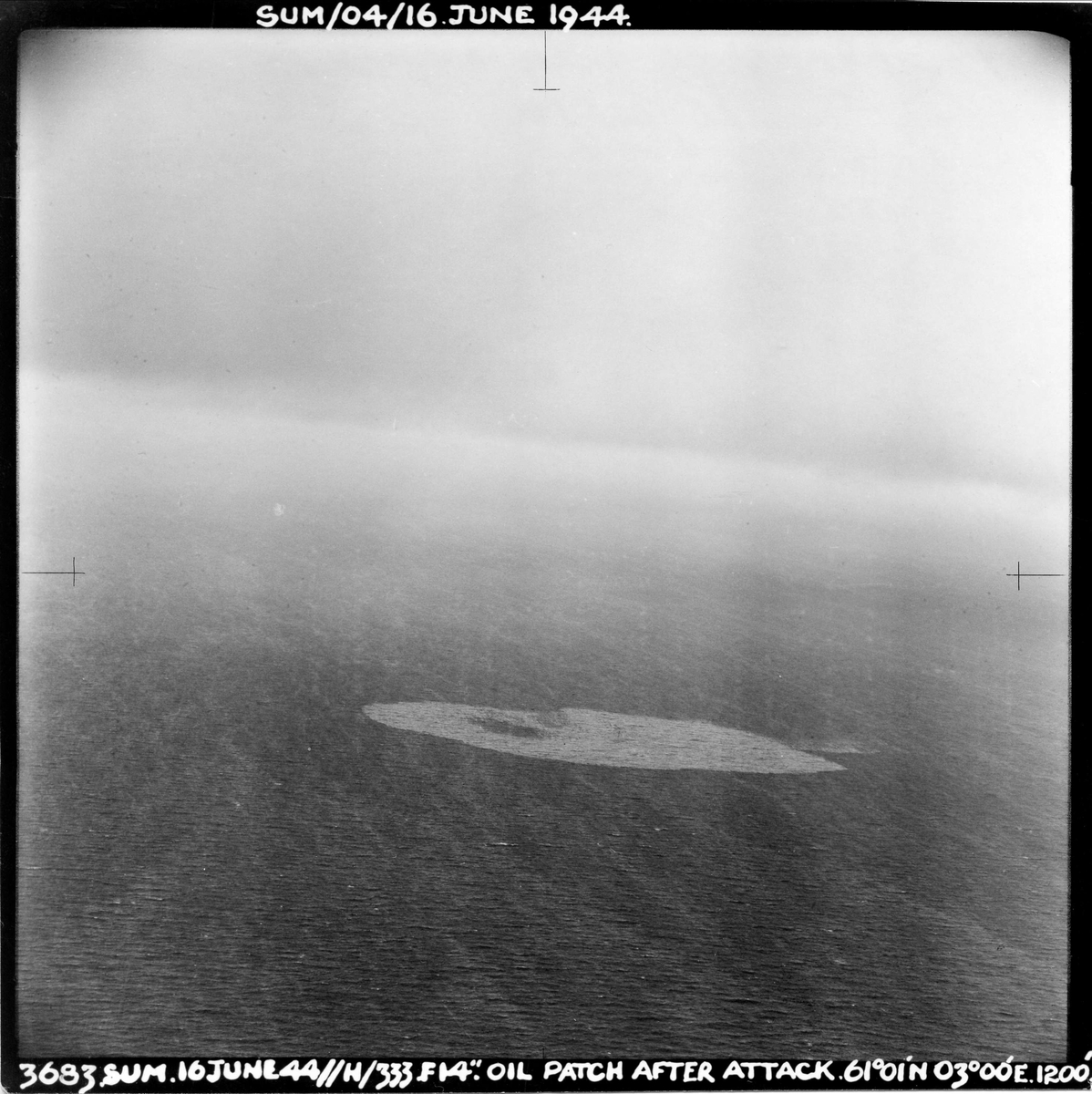 En Mosquito fra 333 skvadronen angriper en tysk ubåt vest for Sognefjorden, 16. juni 1944. Pilot på flyet er major E. U. Johansen. Et oljeflak fra ubåten er det eneste som er igjen etter angrepet.