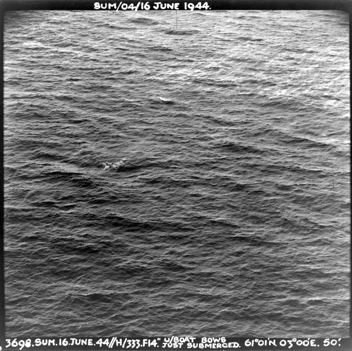En Mosquito fra 333 skvadronen angriper en tysk ubåt vest for Sognefjorden, 16. juni 1944. Pilot på flyet er major E. U. Johansen. Ubåtens baug har nettopp gått ned.