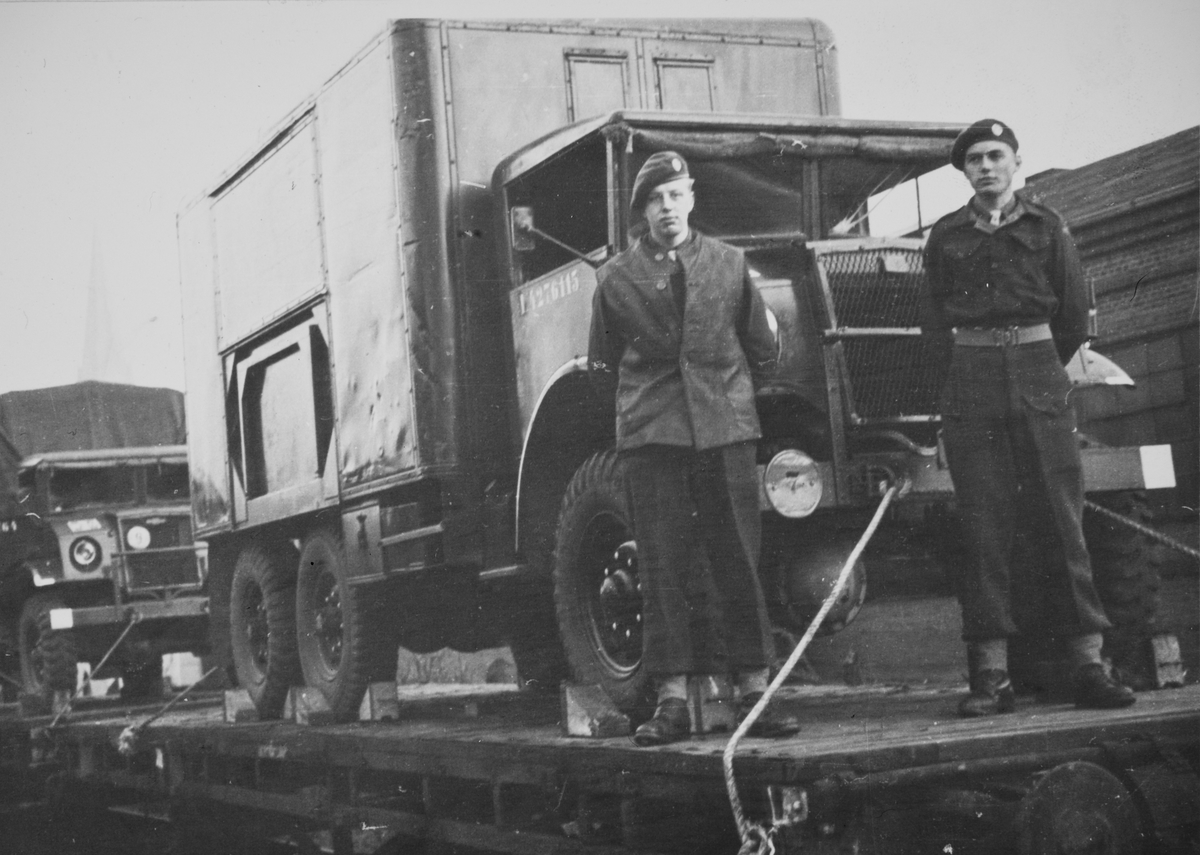 Militære kjøretøy transporteres via jernbanen.