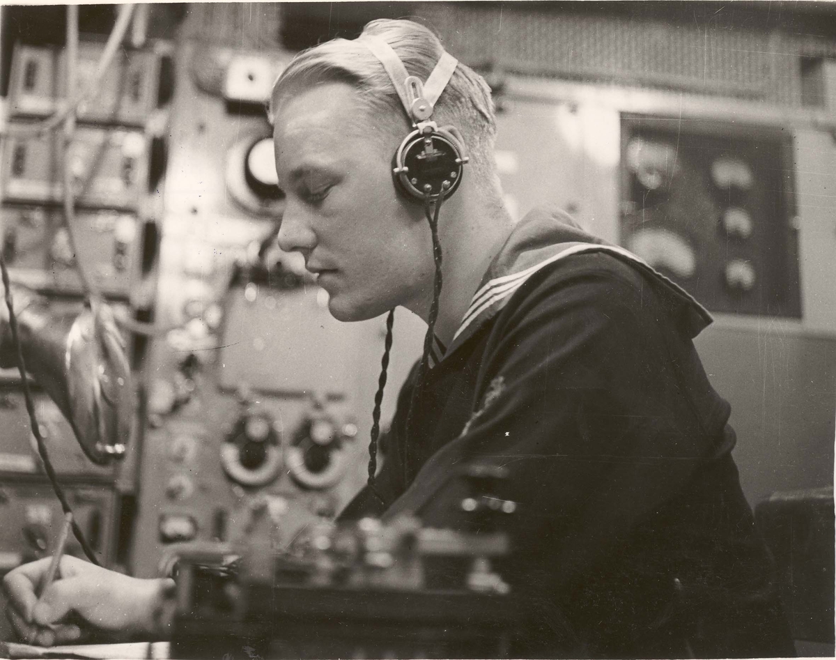 Jageren  "Glaisdale" , livet om bord under 2. VK. Radiorotelegrafist i arbeid.