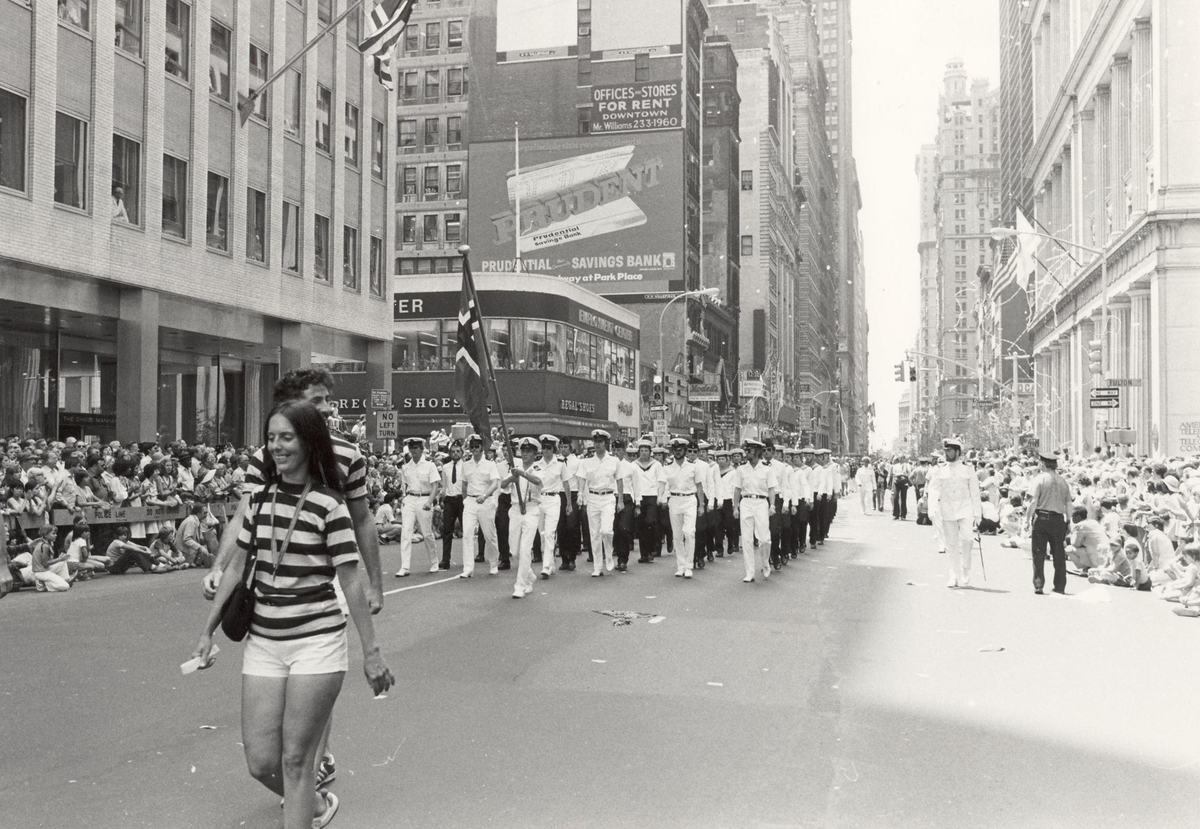 Enkeltbilde. Fregatten KNM Trondheim, besøker New York under 200-års jubileum 4/7-1976. Parade på Broadway