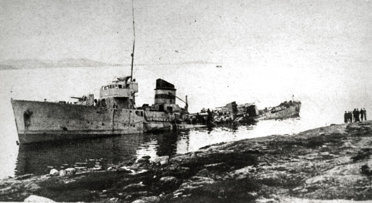 Vraket av Æger, bombet av tyske fly 9. april.
