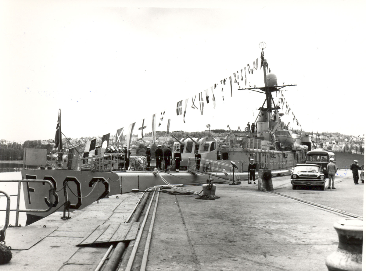 Oslo-kl.- fregatt KNM "Trondheim" , kommandoheis 2. juni 1966, Karljohans vern/Horten Verft. Skipet etter seremonien med storflagging. Styrbord sider akter.