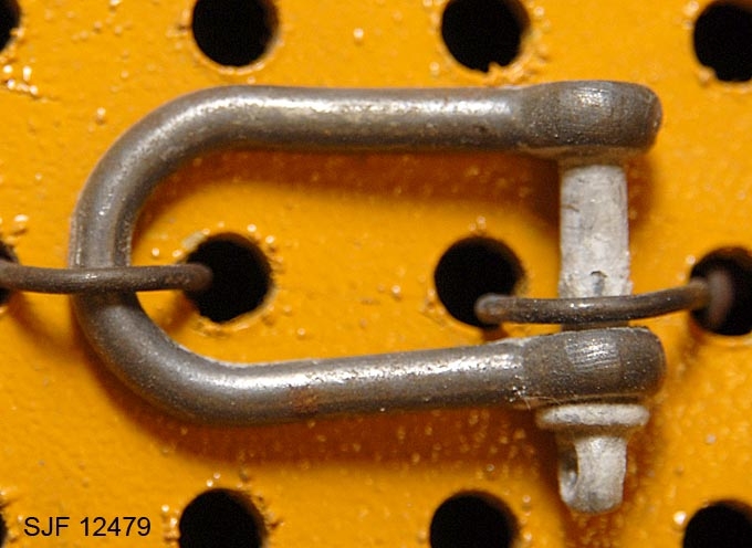 Sjakkelen består av 2 deler, en U-formet bøyle som har hull i begge ender,  hvorav det ene er gjenget og en bolt som har gjenger i ene enden og et øye i andre enden. Sjakler brukes som festanordninger, f. eks. sammen  med
både kjetting og wire (vaier).