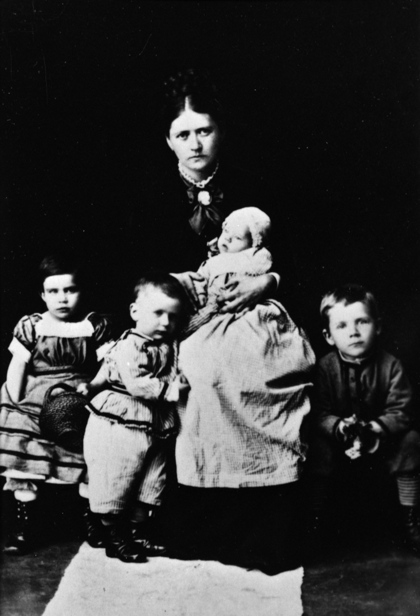 Hamar, familiegruppe. Mor med fire barn. Alheld Agersborg Fliflet (gift med sorenskriver Nils Fliflet), Barna er Hagny, Gunnvald, Vilhelm og Ivar.