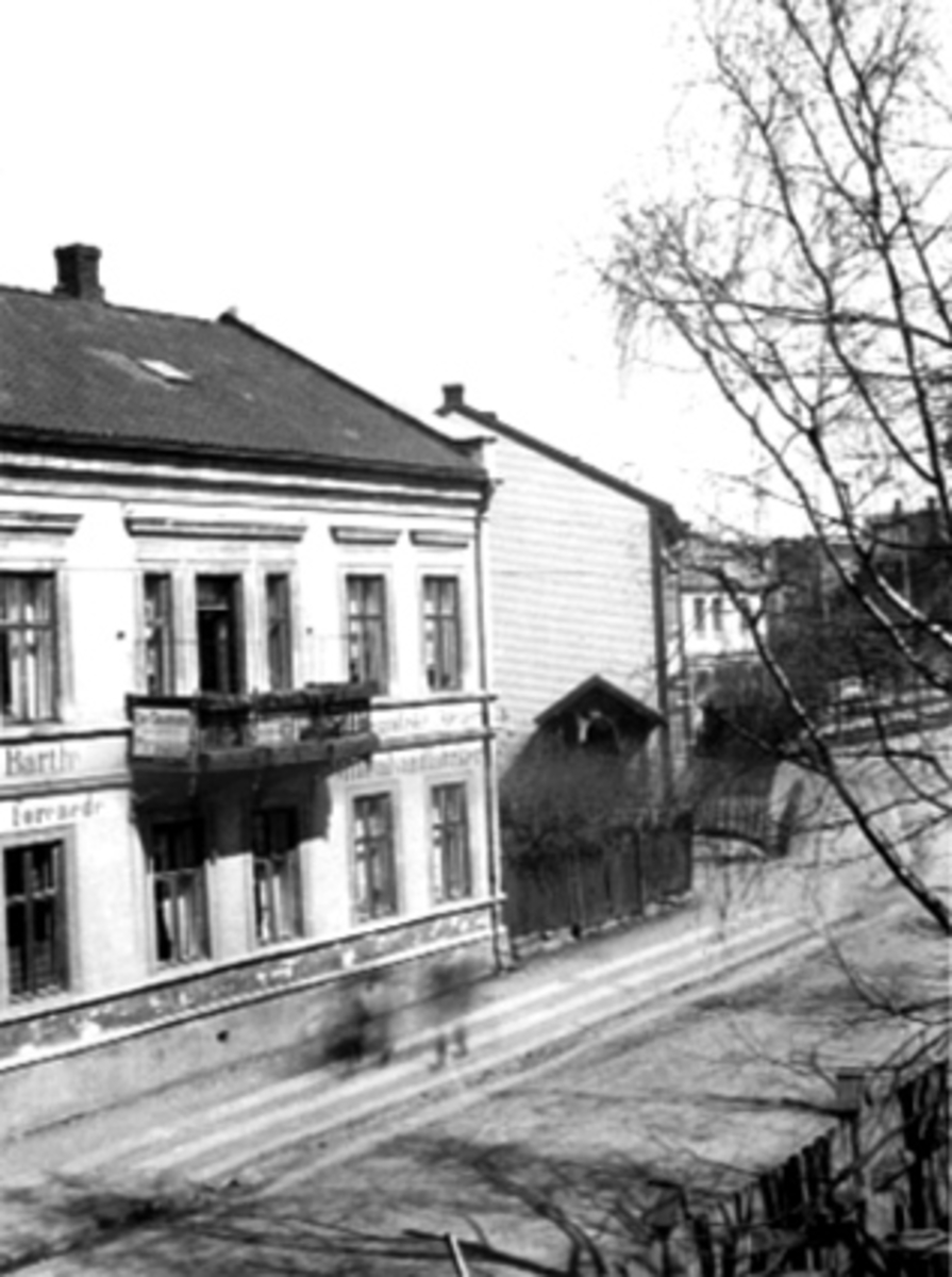 Hamar by, Stangevegen 2, eksteriør av fotograf Inger Barths fotoatelie , fotografisk atelier, fra 1866-1906, fotograf Chr. Grundseth fortsatte her fra 1906 til 1922, huset ble revet i 1972, det har også vært en meneralvannfabrikk her,