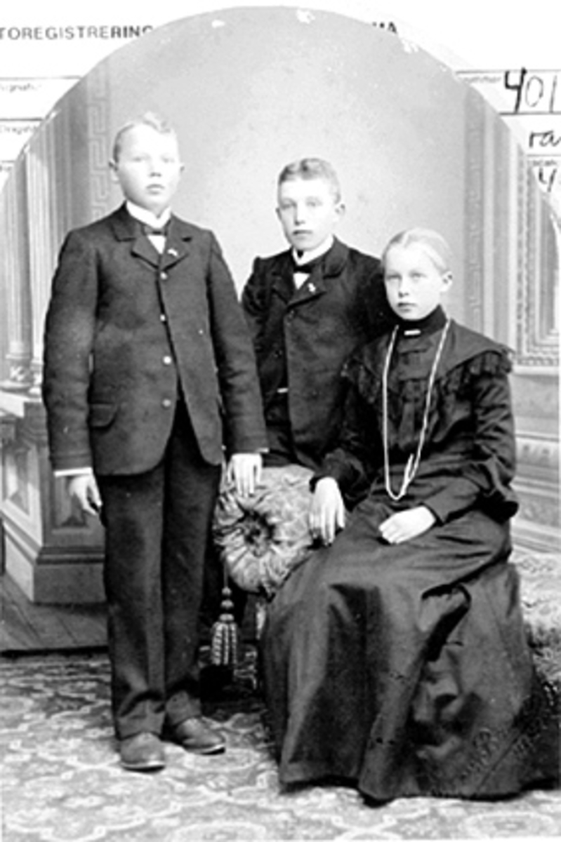 Hamar, trillinger som konfirmanter, Anders Hagen, Oscar Hagen og Marie Hagen, (født 28. januar 1890)
