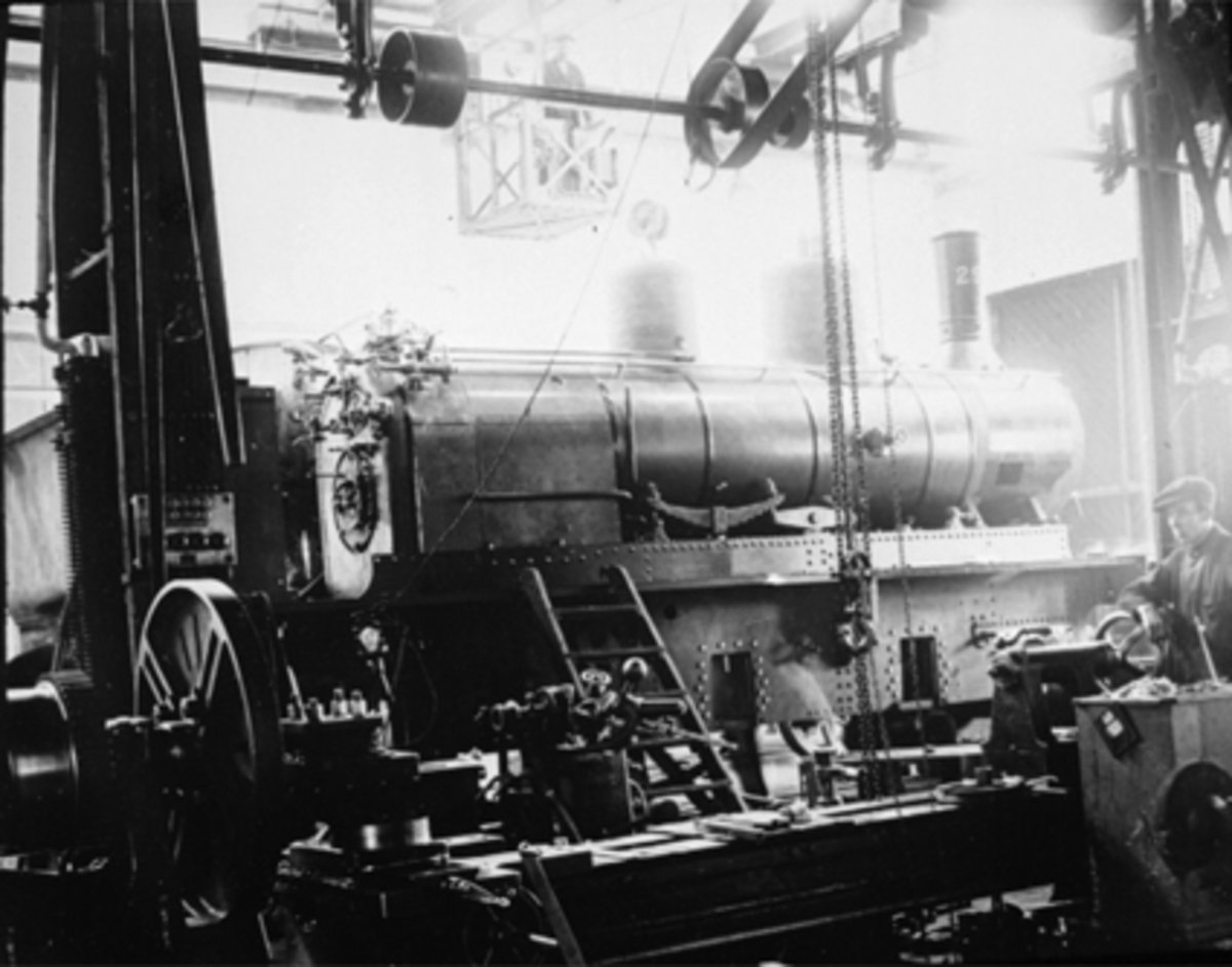 Hamar Jernstøperi og Mekansk verksted, Ham-Jern, Espern, interiør fabrikkhall, montering av damplokomotiv, 