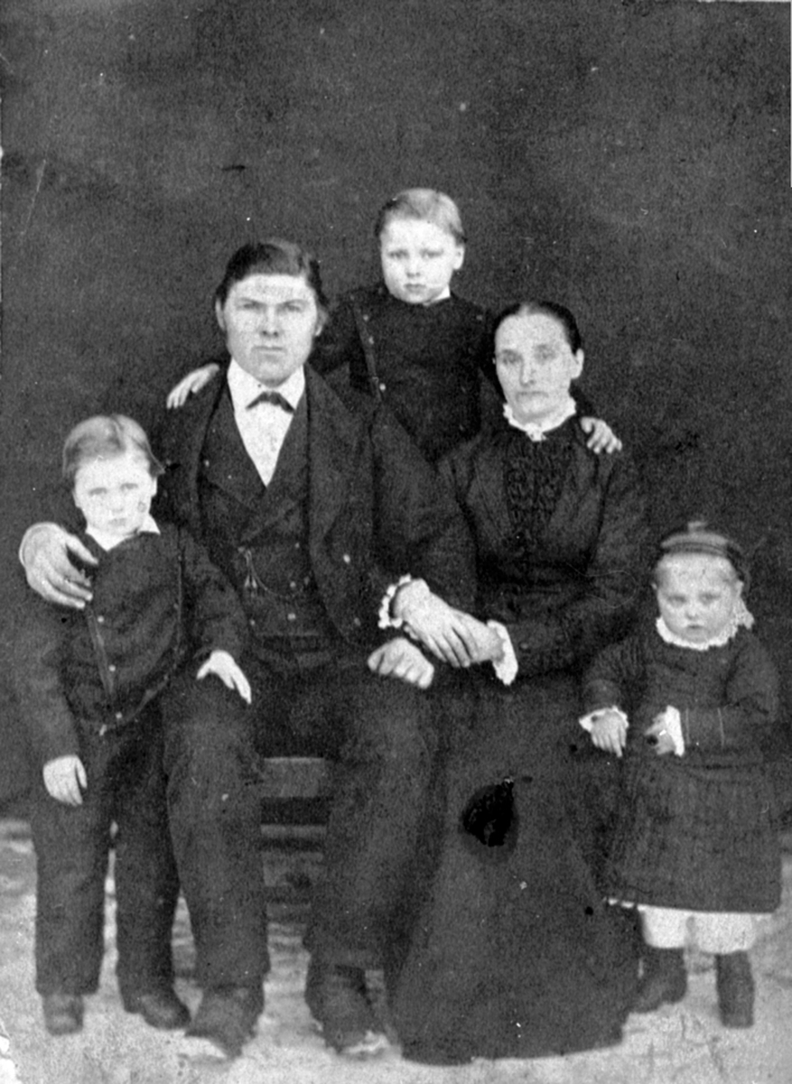 Familien Øveråsen. Fra vesntre Kristian f.1875, Johannes Larsen Øveråsen f. 1846, Lars f.1877, Maria Christiansdatter Øveråsen f.1850, Anna Øveråsen f.1880. Åsmarka, Ringsaker.