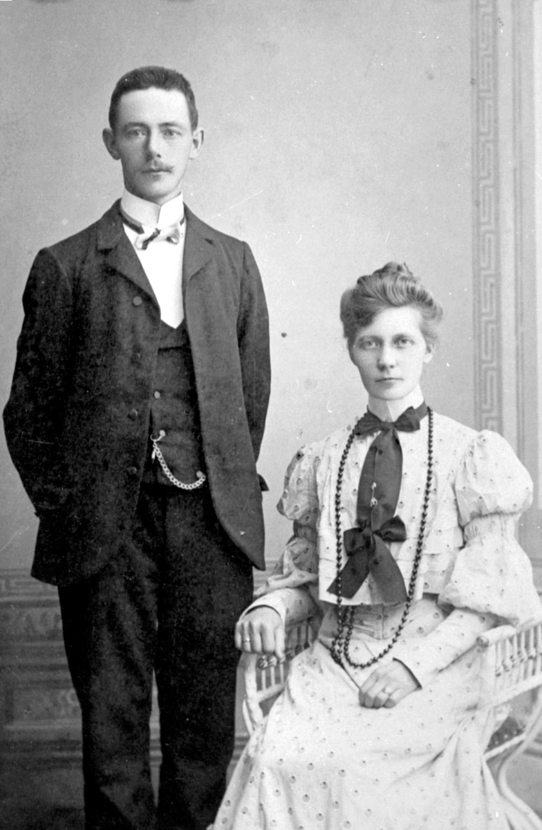Forlovelse. Anna Bokrustad f.26.7.1878 og Johannes Langgaard f.17.7.1881, gift 1908, Næroset, Ringsaker.