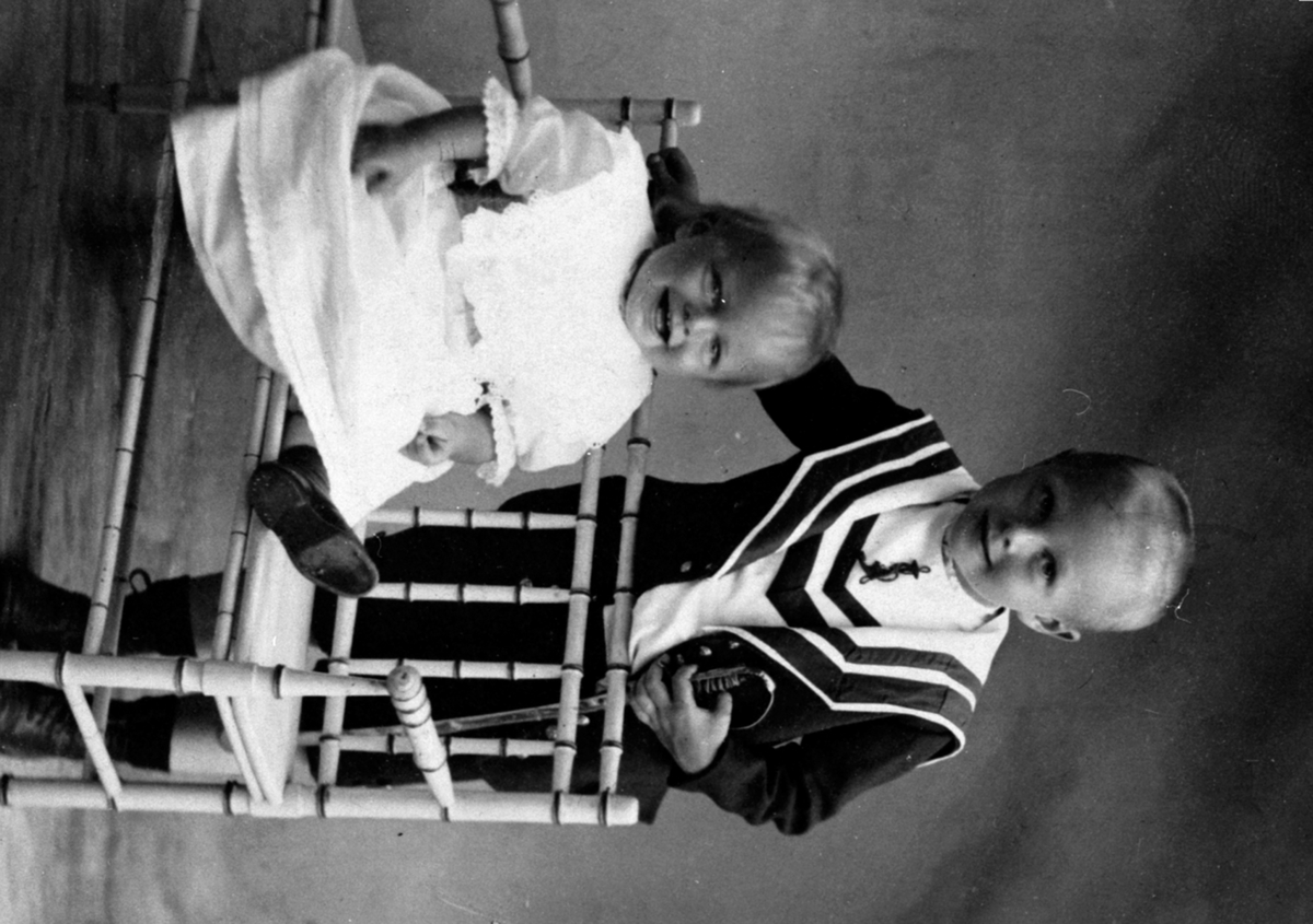 2 barn, Erling Feght Bjørge F.05. 10. 1902, Arne Vendelboe Bjørge F.06. 02. 1907, Furnes. Barna til Hans Bjørge og Anna Bjørge.