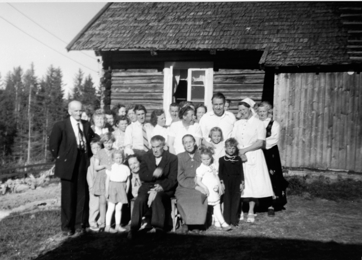 Gullbryllup i Prøysenstua, Ringsaker. Familiene Øygarden, Knutsen, Haga, Evensen, Prøysen, Jacobsen (Kusvea), Borghild Monsbakken.