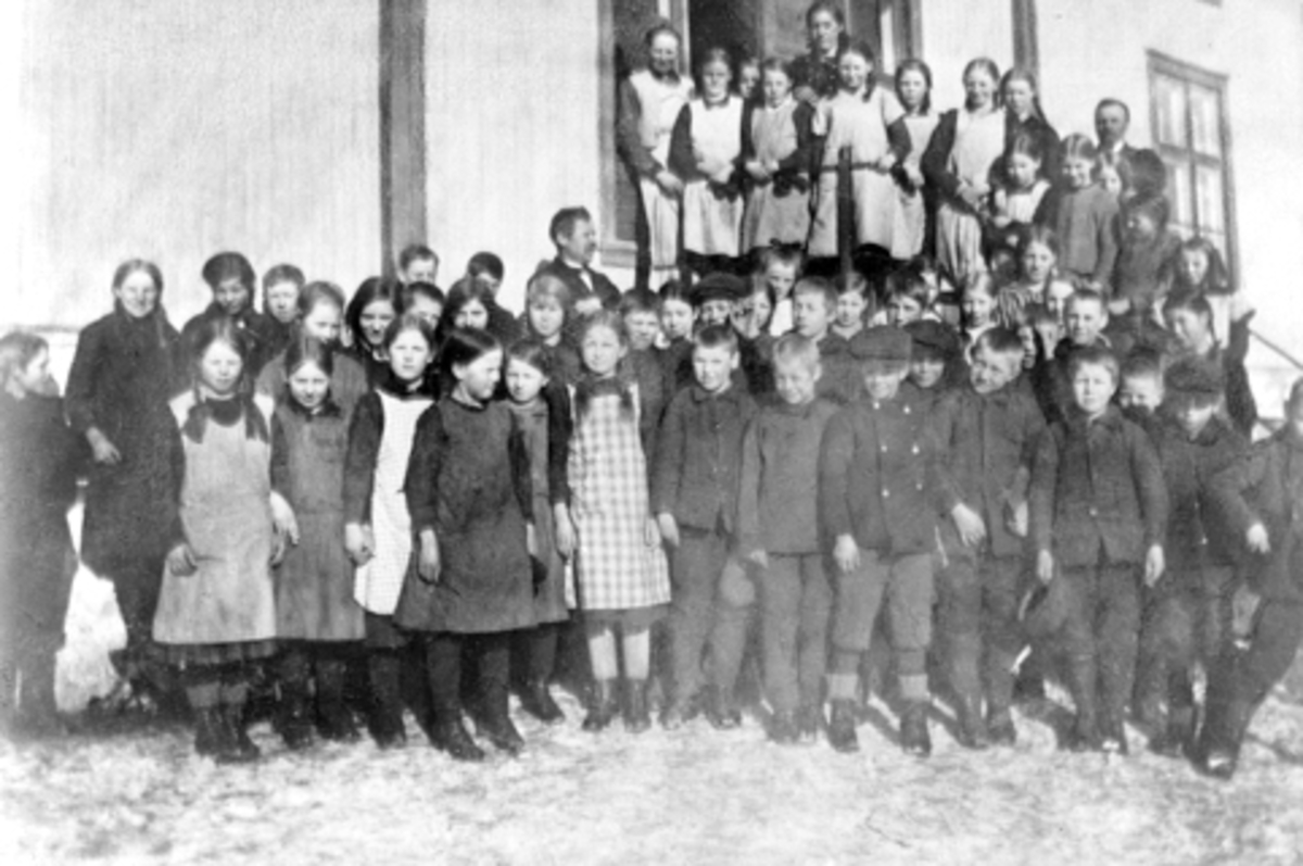 Elever ved Evenrud skole, Helgøya. I bakgrunnen er lærer Thomas Stokke f.1870.
