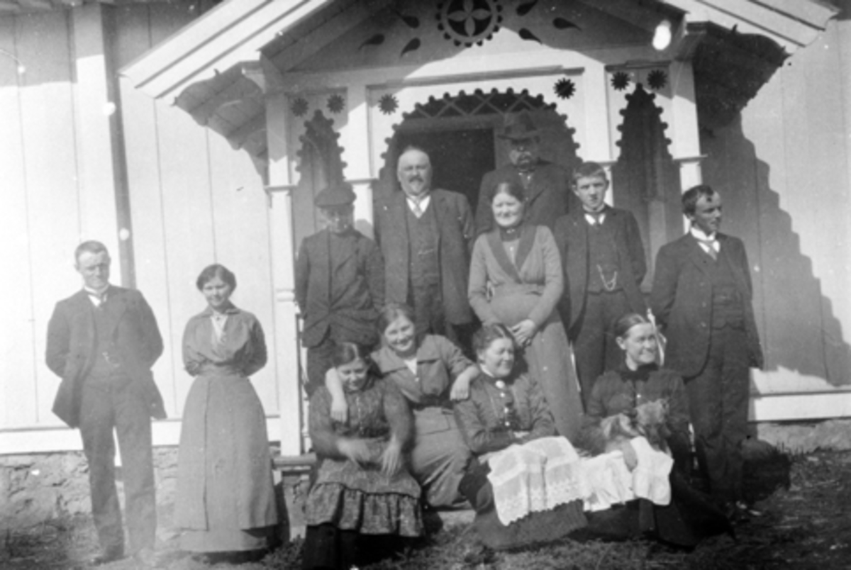Familiebesøk fra Brøttum på Mørkved store i 1913, de to i hvite forklær er Lovise og Helga Storihle på Skjellungberg, bakerst med hatt er Thore Lier, sittende fra venstre er Dina Lier og sønnen Per Lier.