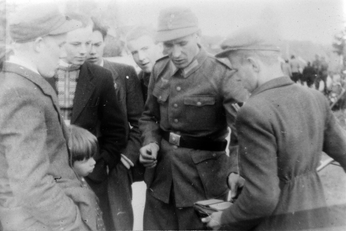 Wehrmacht, tyske soldater sammen med barn og ungdom fra Moelv, Ringsaker, 1940-45.