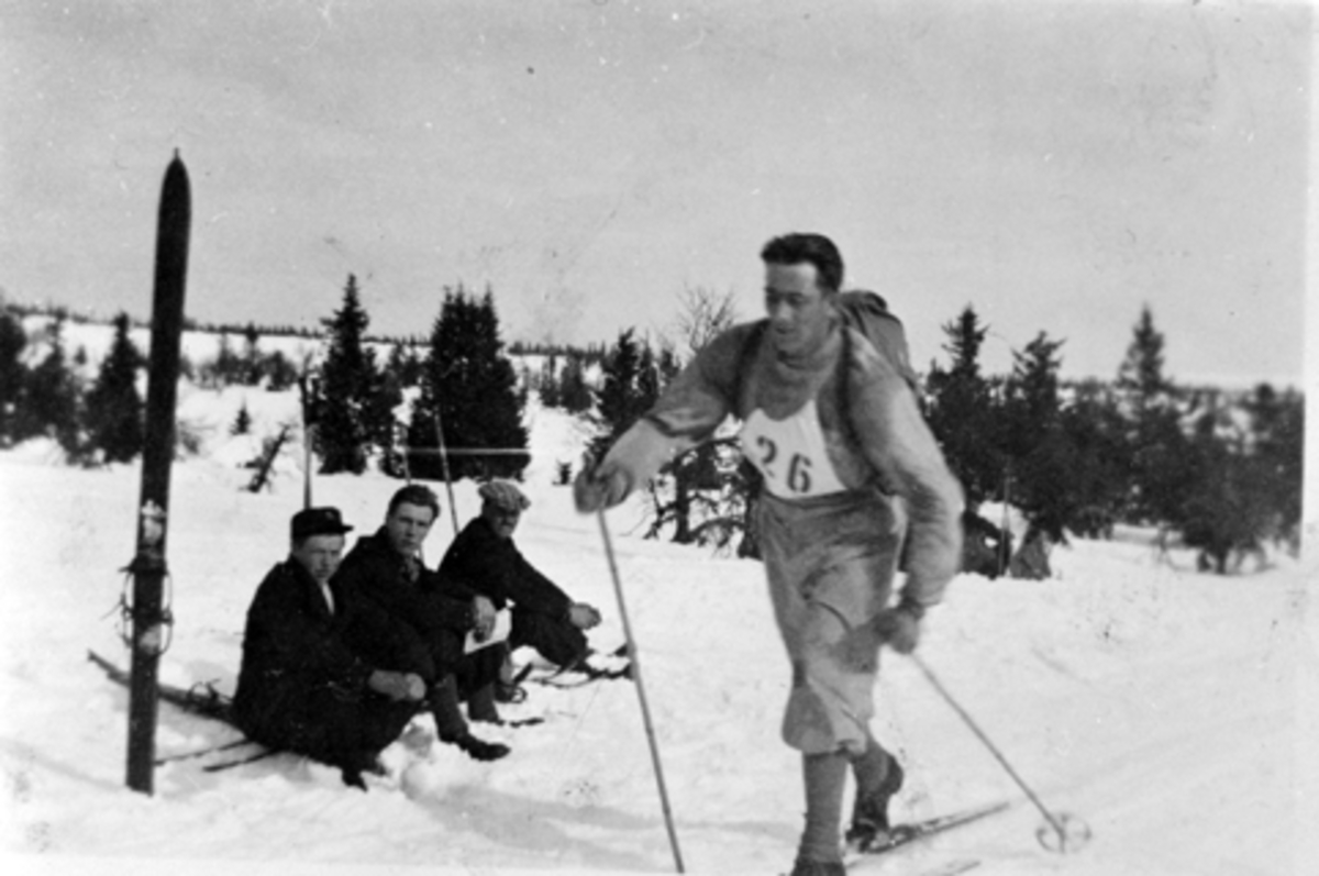 Olaf Hofsbakken, Snertingdal. Birkebeinerrennet 1936. Tilskuere langs løypa, Peder Brennlien, Albert Brennlien, Peder Smedbakken. Langrenn.