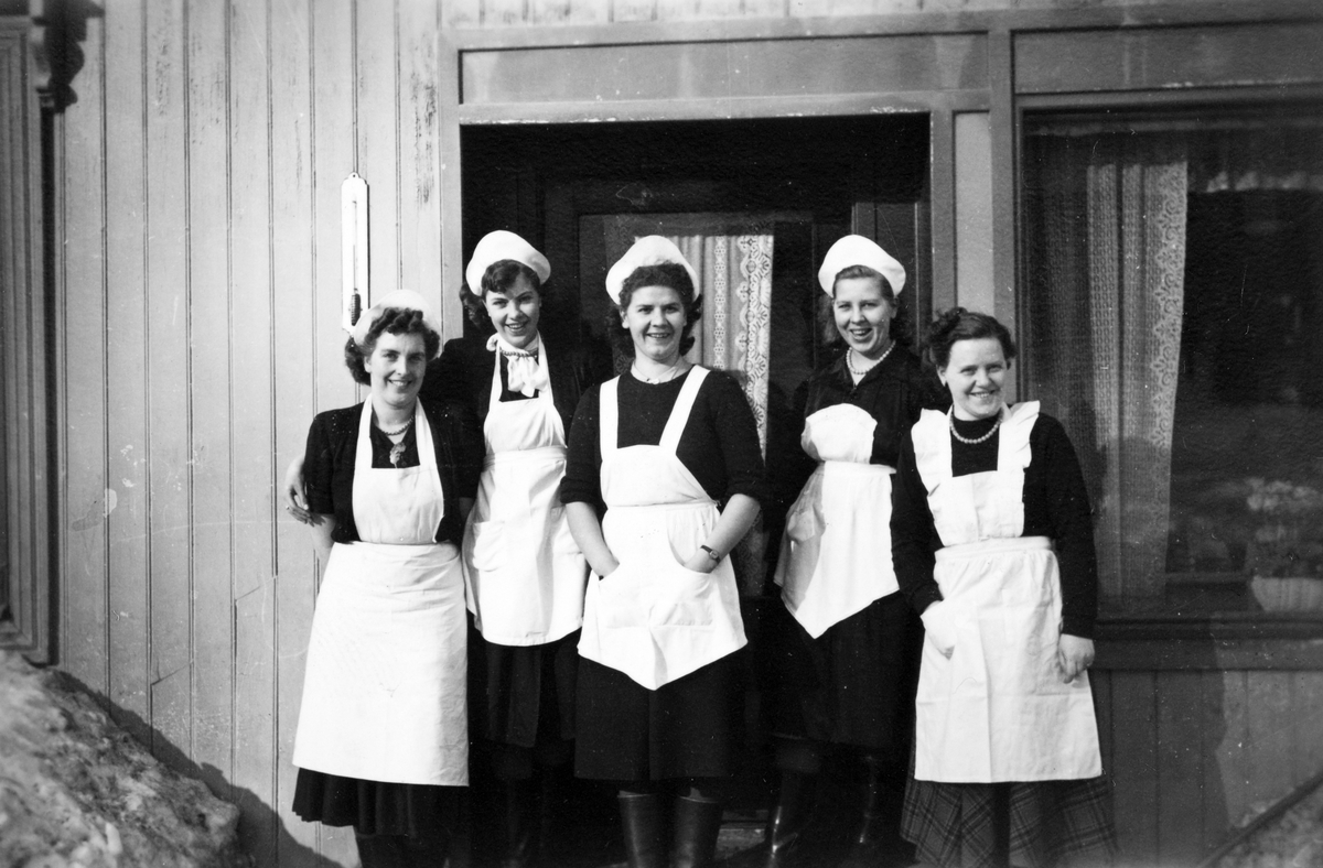 Jevanord kafe i Gamlegata i Brumunddal, 1950-åra. Serveringdamer. Fra v. ukjent,  Karin Tørudstad f. Kristiansen, Gunvor Simensen g. Alstad, ukjent, Dagny Jevanord