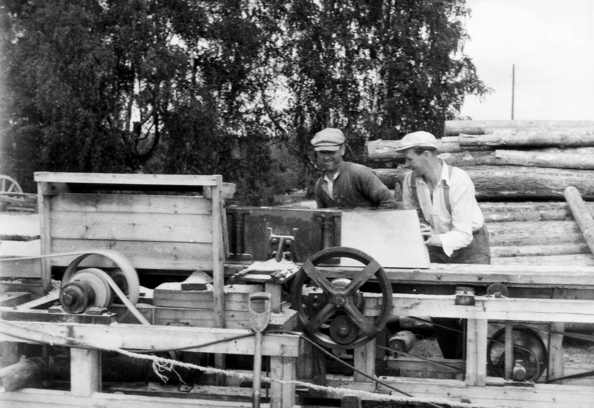 Gardssag. Saging av tømmerstokker til materialer. Ukjent sted. 1950-årene. 