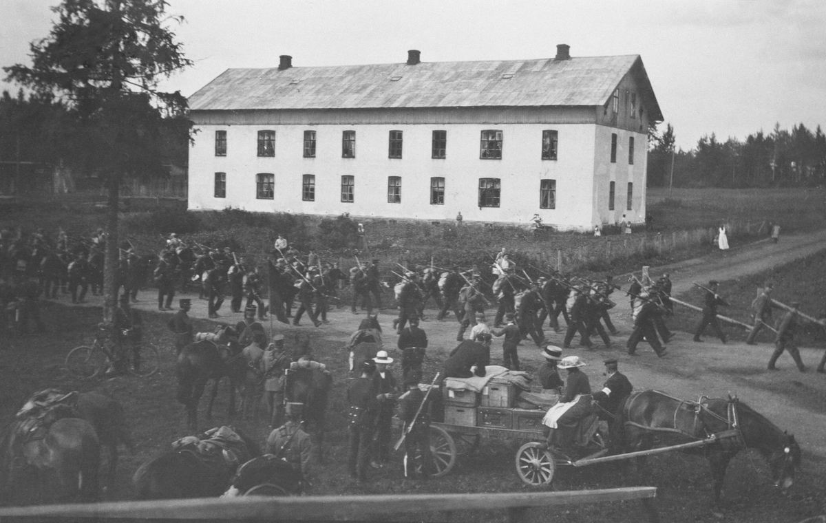 Militærøvelse, feltmanøver, soldater, hester, bil, Murgården, Ådalsbruk, Løten. Se Lautin 1984 og 2009