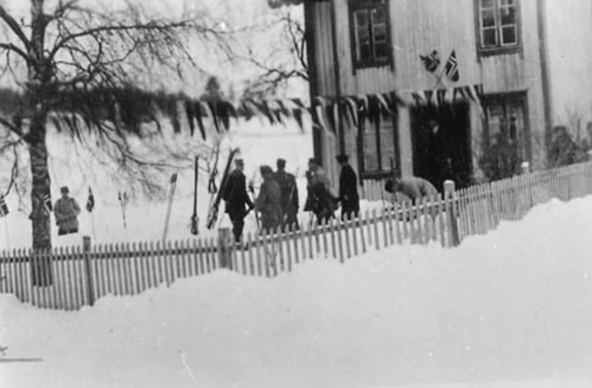 Stange, militærøvelse, vinterøvelse, feltmanøveren mars 1937, kong Haakon 7 og kronprins Olav er deltakere, 
Vinterøvelse på Tangen i 1937. Foran hovedinngangen på Jønsrud