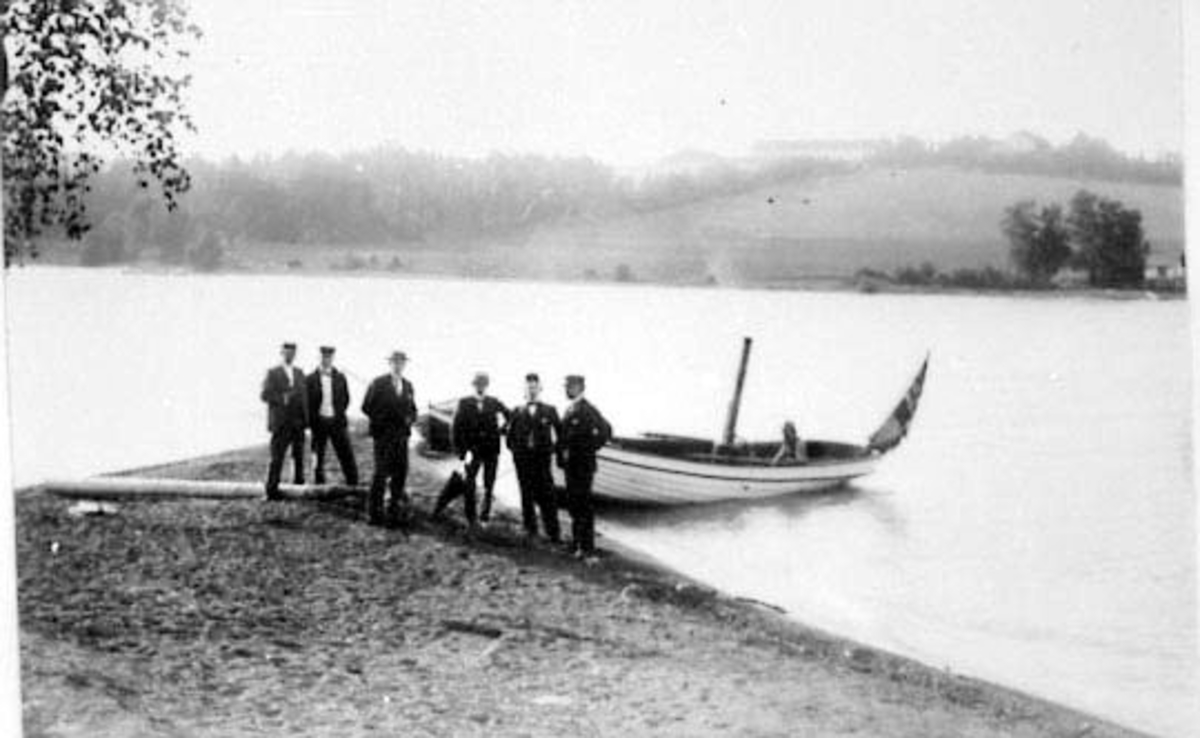 6 menn fra Sakslund i Stange på båttur til Hovinsholmen, Helgøya med dampmotorbåt.