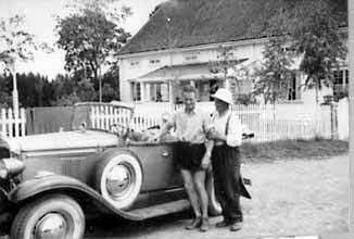 Stange, Fjetre gård, skøyteløper Hjalmar "Hjallis" Andersen besøker skøytelegenden Peter Sinnerud, Hjallis kjører bil: en modifisert Chevrolet 1929-30 modell, en kabriolet 
