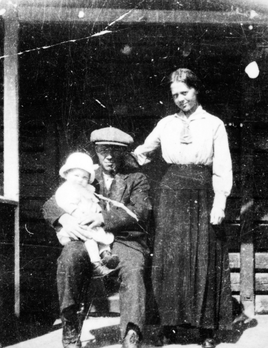 Harald Strand med Astrid Strand på fanget, Astrid Strand. Rabben, 1916 ...