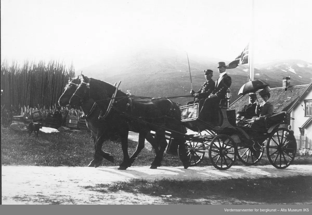Kongefølge i hest og vogn, avreise fra Alteidet. Bolig og fjell i bakgrunn. 1907.