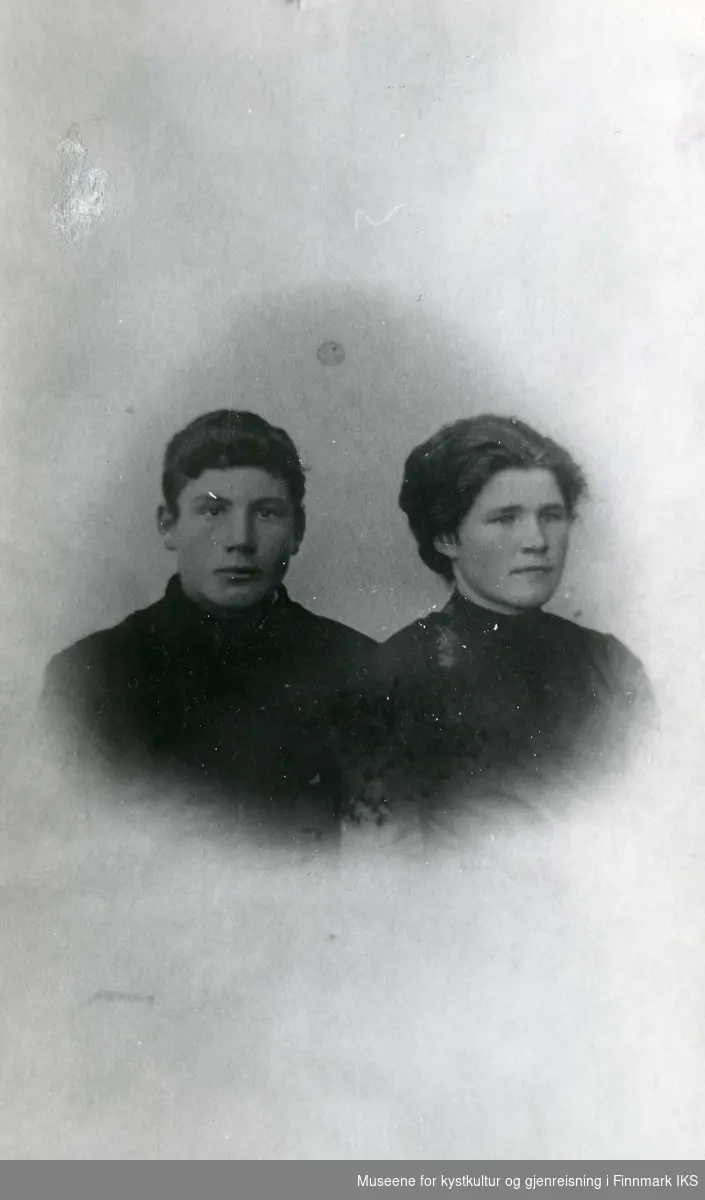 Daniel Jørgensen og Jenny Hermine Jørgensen. Sandfjorden i Gamvik Kommune 1920.