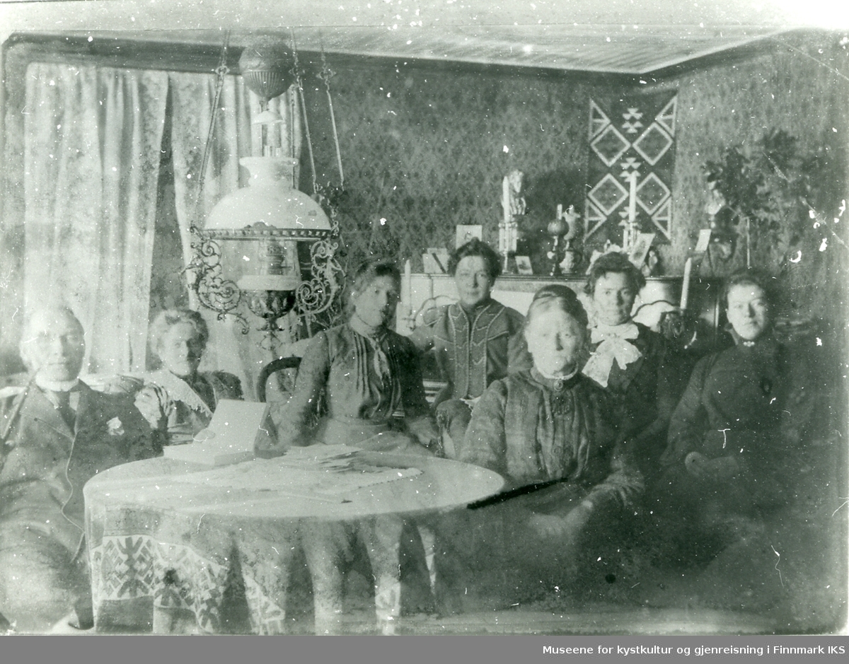 Familien B.T. Aas i sin stue i Mehamn ca. 1900.