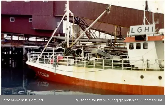 Fiskebåten Hjelmsøy med loddelast ved Vadsø sildoljefabrikk 