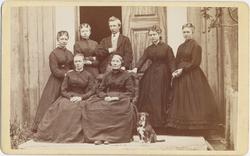 Familieportrett, Elisabeth Brodtkorb med seks av sine barn, 