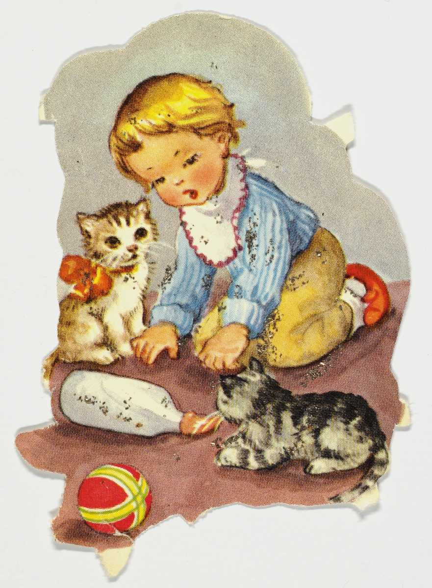 En gutt sitter på kne på gulvet sammen med to katter, en ball og en tåteflaske.