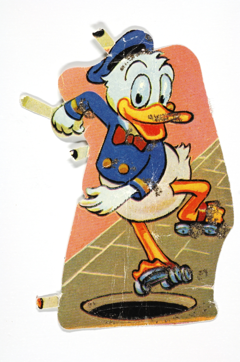 Donald Duck går på rulleskøyter.