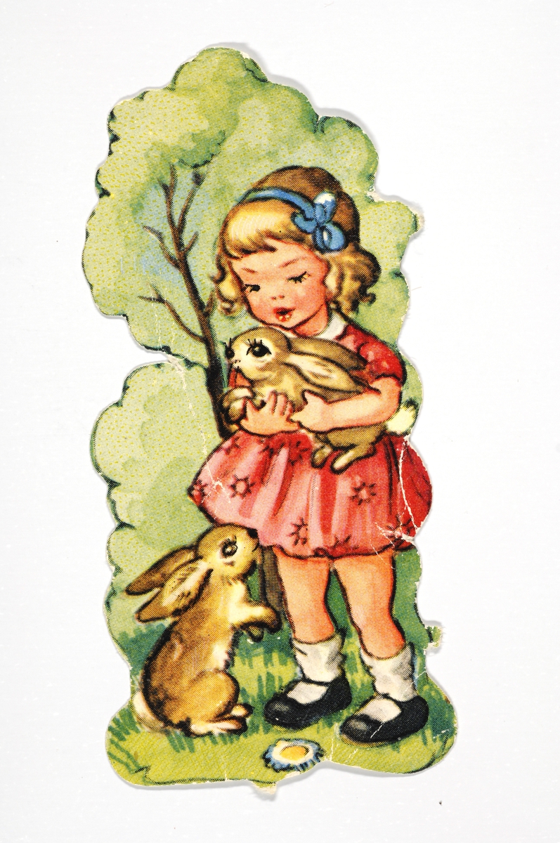 En jente med en kanin i hendene og en på bakken Et tre i bakgrunnen.