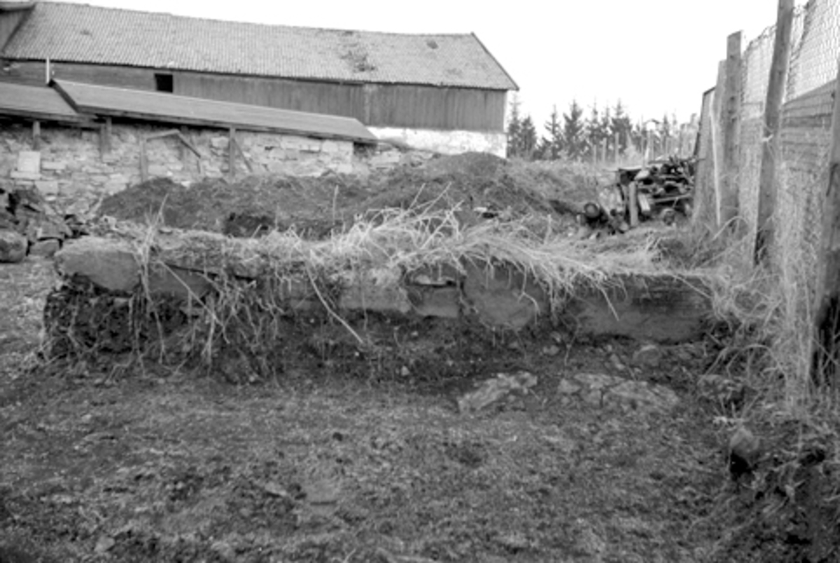 Arkeologiske undersøkelser i Hamar bispegård, Domkirkeodden, Hamar 1958/59. Mur øst for Storhamarlåvens sydfløy. HKR. 300,