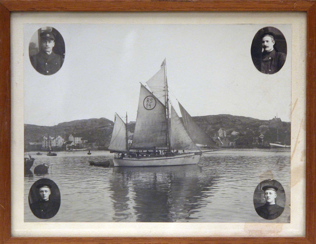 Redningsselskapets seilbåt R/S 14 "Stavanger" ligger i Vågen i Kristiansund. I hvert av fotografiets hjørner er det et lite ovalt portrett av tilsammen fire menn. Antagelig besetningen på båten.