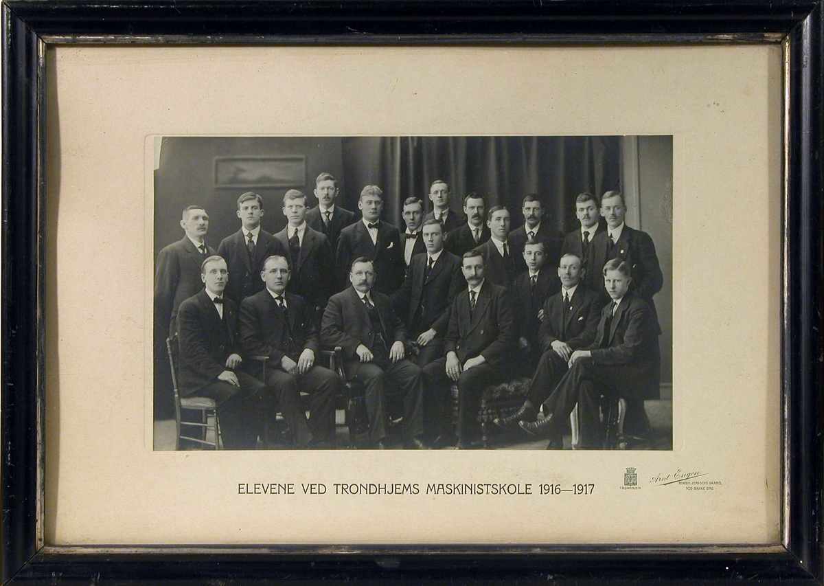 Gruppebilde av oppstilte/dresskledde menn, elever ved Trondhjems Maskinistskole 116-1917.