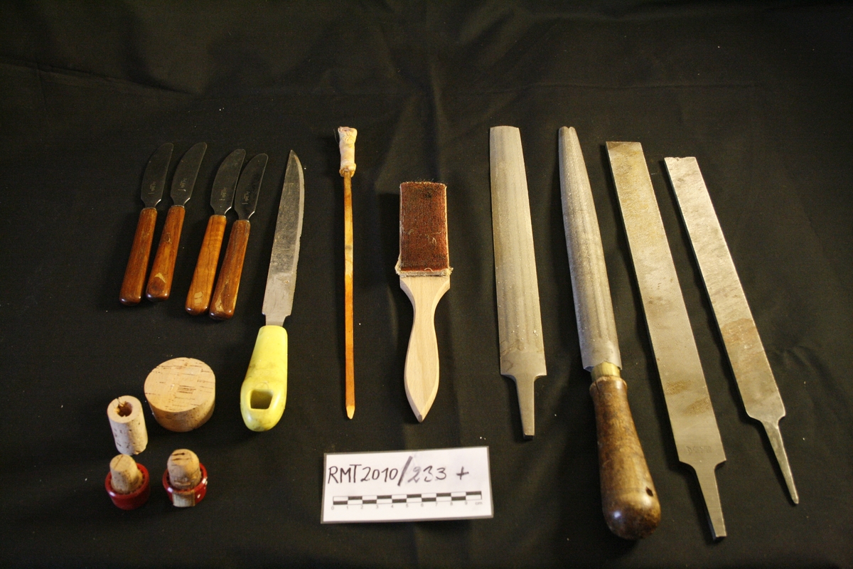 4 biter kork; 4 fruktkniver og en kjøkkenkniv ; 4 filer (2 flatfiler, 2 halvrundfiler); 1 stålbørste (filtborste); 1 hjemmelaget pensel for å påføre lakk.