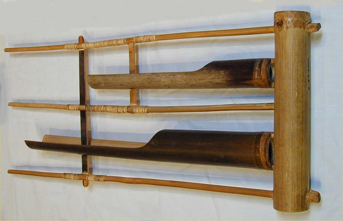 Glidrassel i form av et rektangulært bambusgitter, hvori er tredd 2 vertikale bambusrør, stemt i oktav. Øvre halvdel av rørveggen er skåret bort. Når instrumentet rystes, glir rørene frem og tilbake i utskårede renner i bunnstykket.