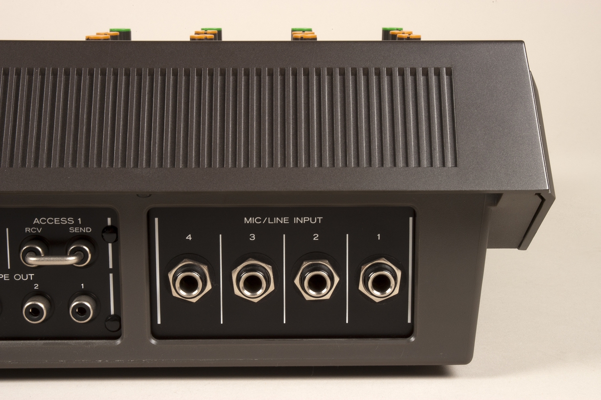 4-spors analog båndopptaker med Dolby B støyreduksjon. Inneholder ekko og andre effekter. Simul-Sync hode muliggjør playback og opptak samtidig. Portastudioet har individuell EQ og panorering for hver kanal.
