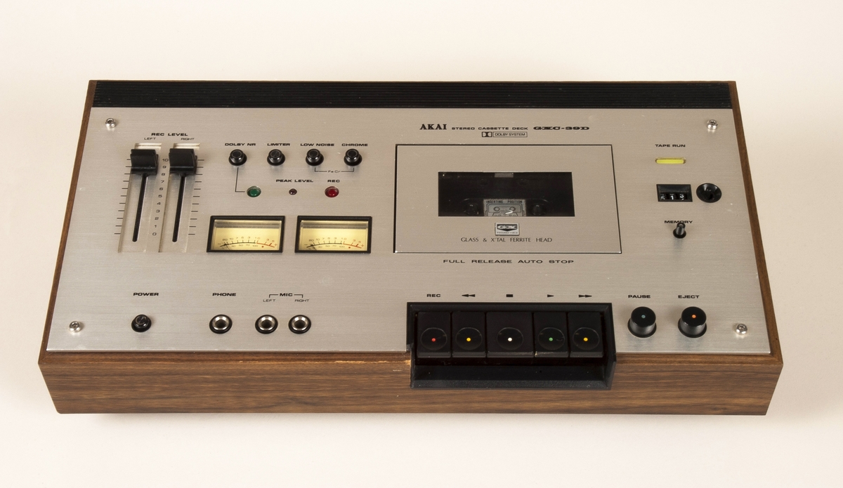 Hi-Fi stereo kassettspiller og -opptaker i kabinett av tre. Dolby og GX-tonehode.