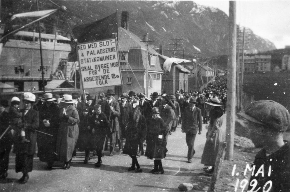 Demonstrasjonstog 1. mai 1920 ned Røldalsvegen i Odda. 