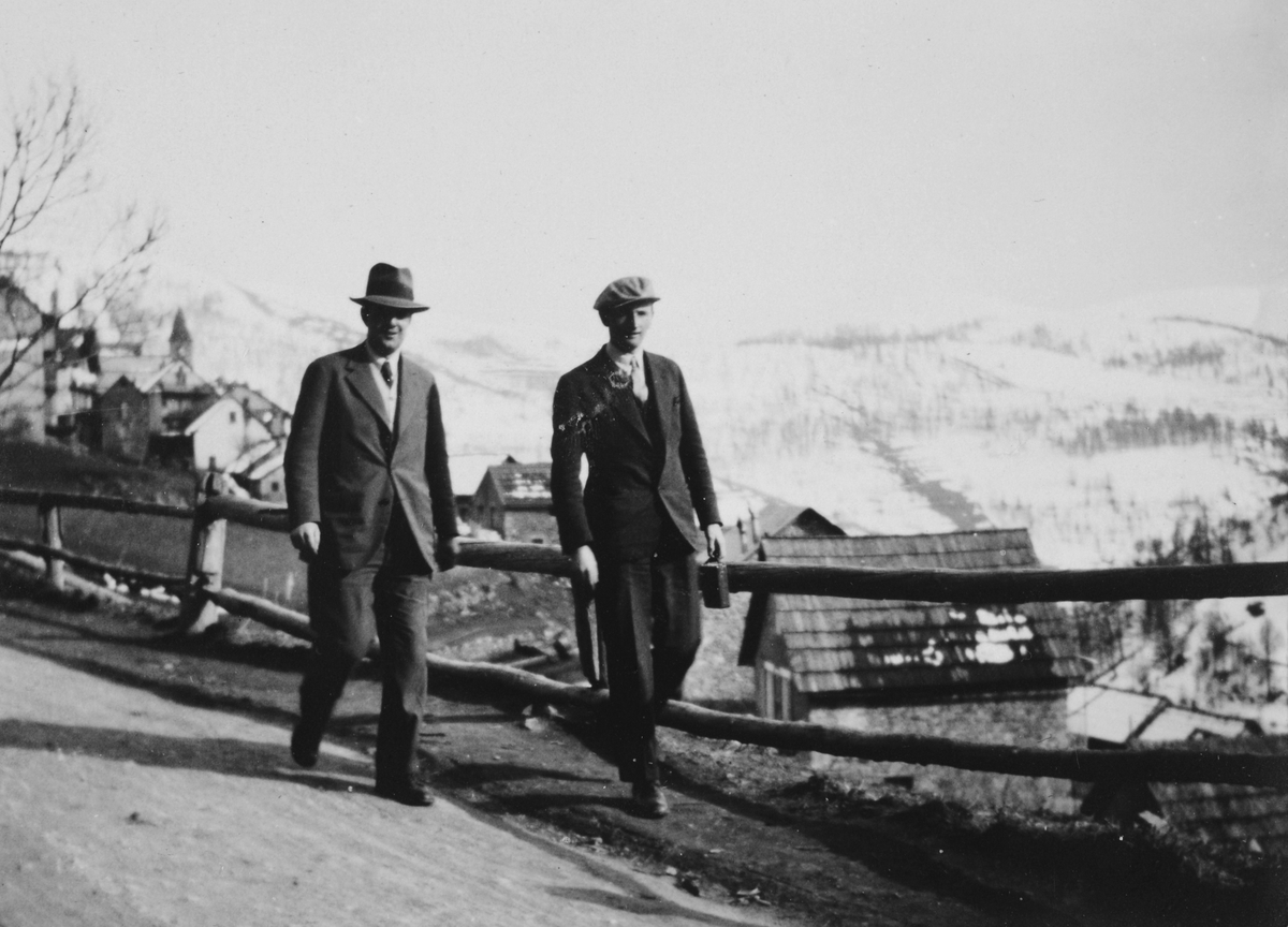 Christian Wilhelm og Whilhelm August Thams spaserer i liten fjelllandsby.