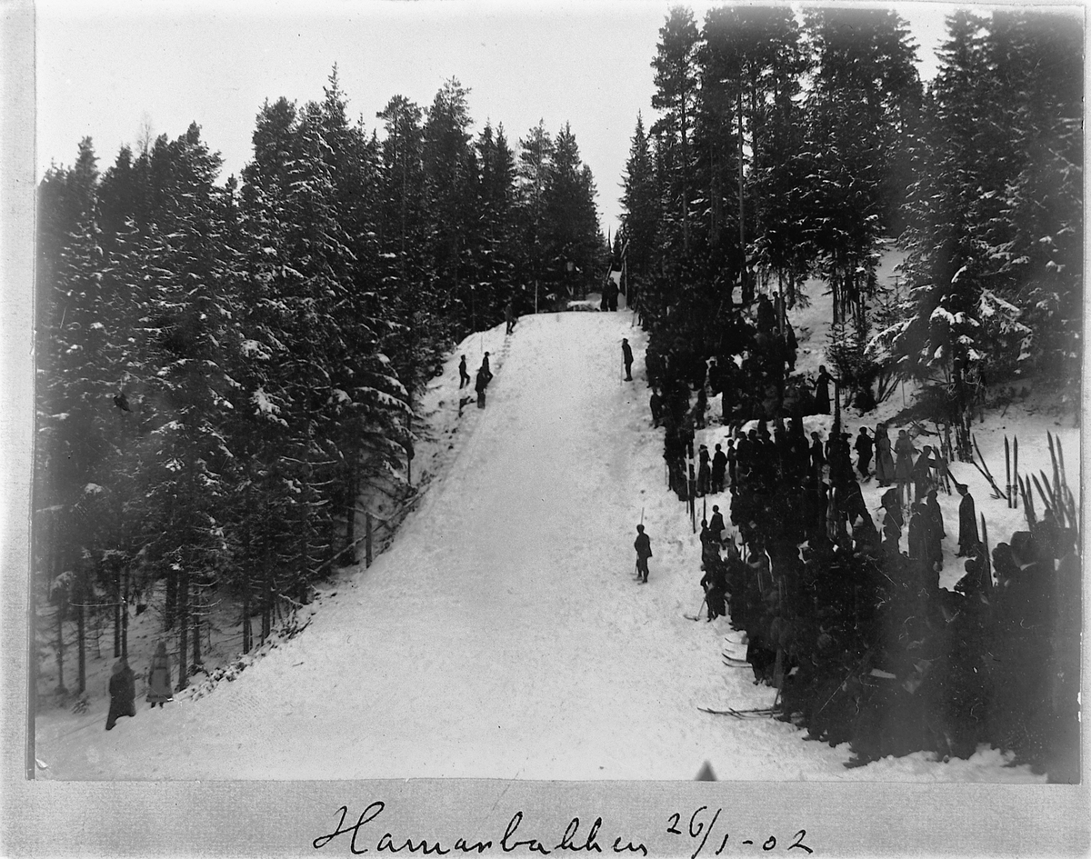 HAMARBAKKEN, HOPPRENN 26-1-1902. SKIRENN. STO FERDIG TIL BRUK I 1902 OG ...