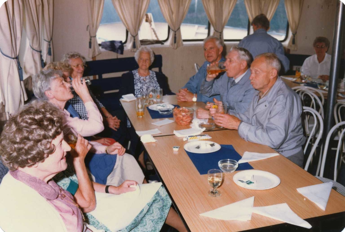 Pensjonistar frå Odda Smelteverk på båttur med MS "Fjordflower"