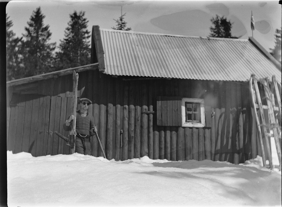 HYTTE, Solås. Ukjent mann med solbriller på ski. 
Hytta til Ole M. Martinsen (Spånestad) lå på Ruskåsen vest, Løten almenning. Det ble bygd ny hytte av familien Fuglebrenden på samme sted på 1970-tallet (Sportskapellet).