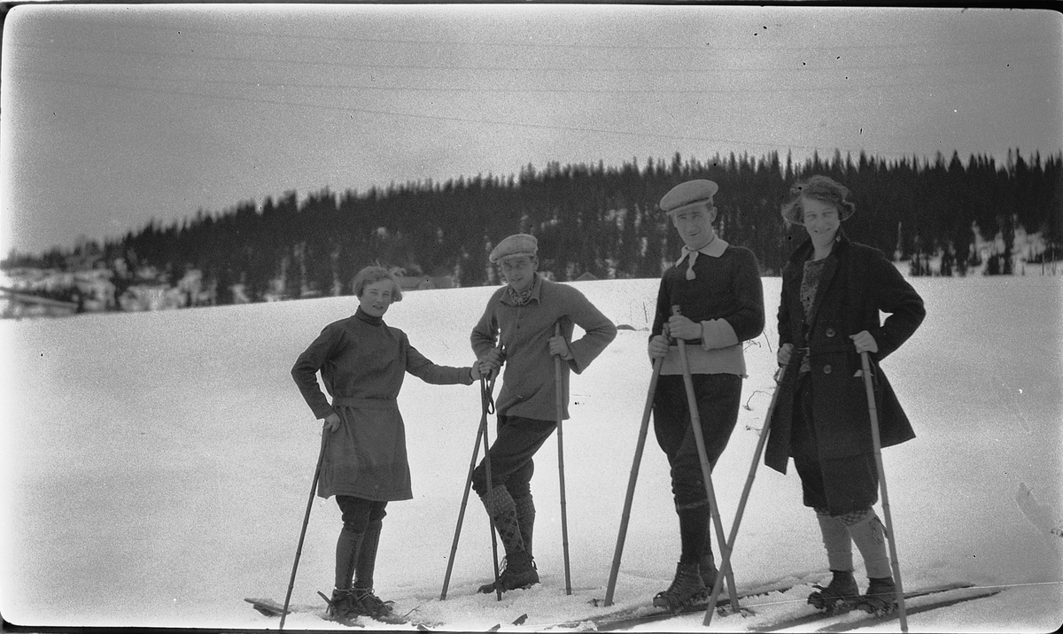 To kvinner og to menn på ski. 