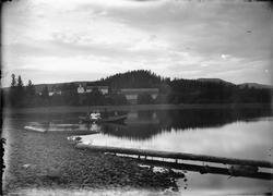 Ringsaker, Stein gård før brannen i 1897, familie i robåt på