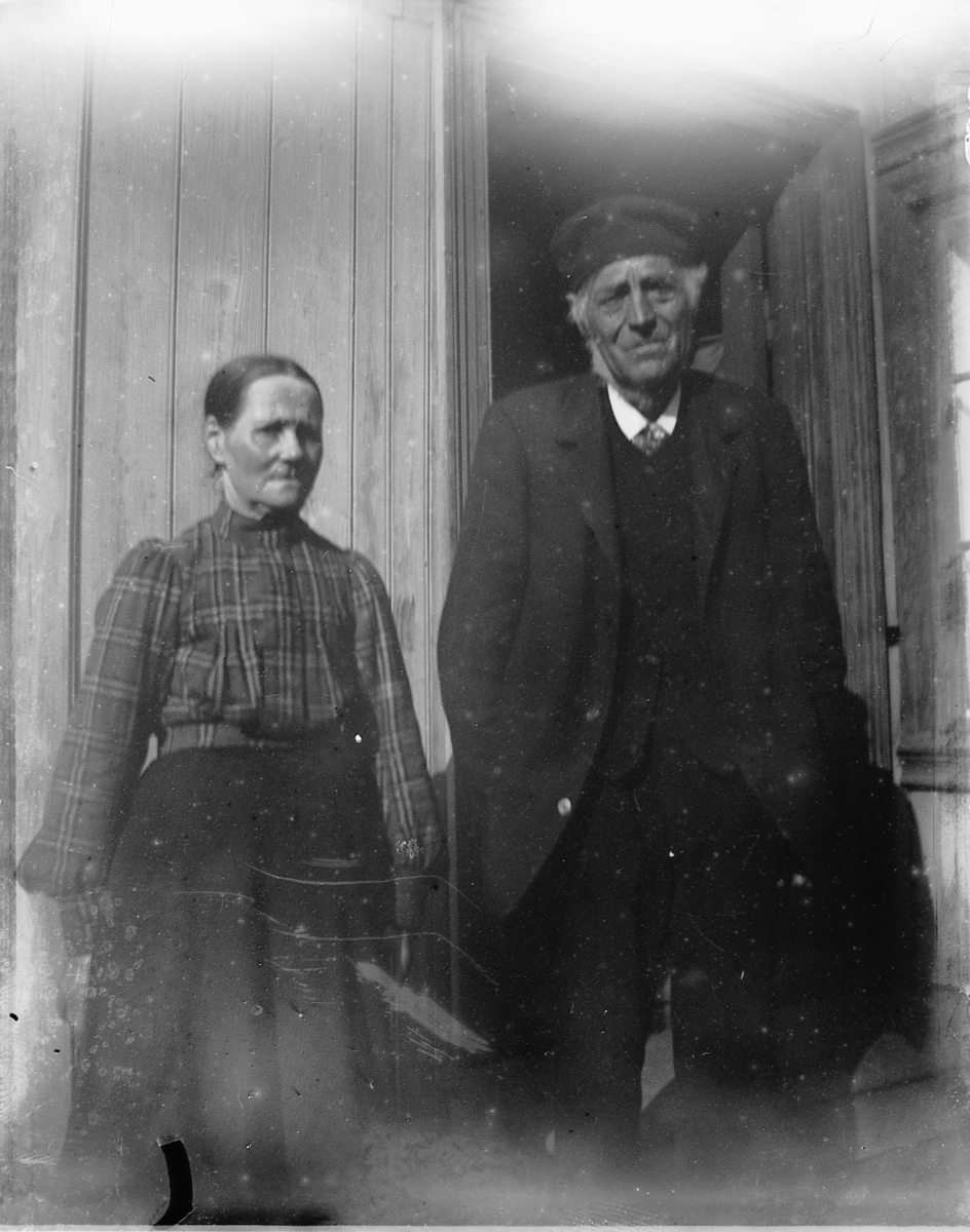 Skomaker Johannes Johnsen (1826-1908) og Agnete Jacobsdatter (1824-1904) som er foreldrene til bakemester Olaus Johannessen f.1856. (I et familiealbum er dette nevnt). De bodde på Bratlien på Helgøya hos sin eldste sønn Jakob Johannessen (1850-1923)de siste årene.